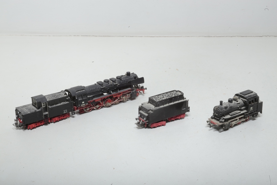 Märklin lok, 2 stycken + vagnar, 2 stycken