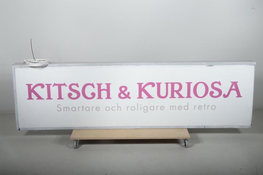 Affärsskylt "Kitsch & Kuriosa"