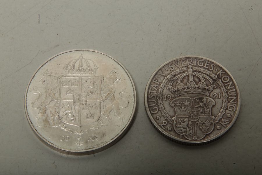 Minnesmynt Gustaf V 50-krona 1976 + 2-krona Gustaf Vasa 400 års minne 1921