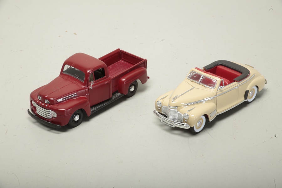 Samlarbilar Chevrolet Special Deluxe + Ford Pickup, 1:25