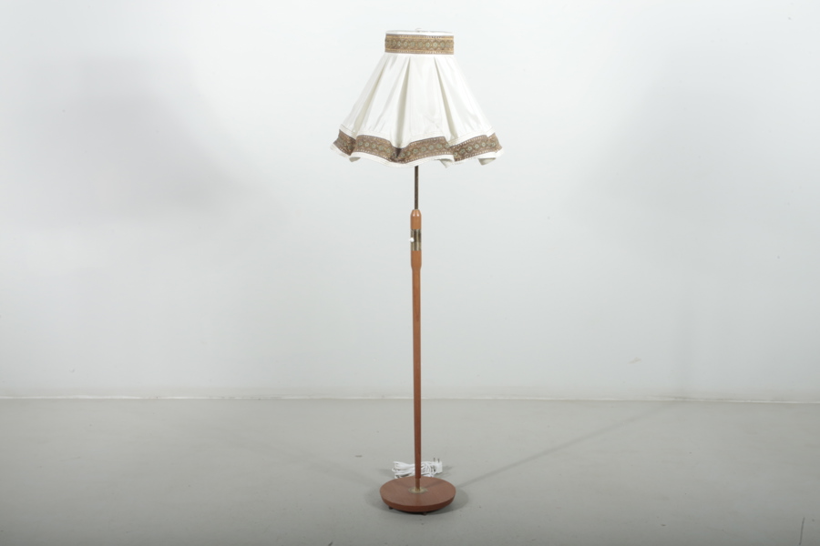 Golvlampa teak/mässing, märkt Ö.A, 1950-1960 tal